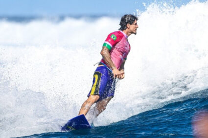 Semifinais do surfe olímpico são adiadas devido a condições desfavoráveis do mar