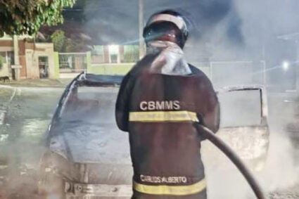 Carro é Consumido Pelo Fogo Durante a Madrugada em Corumbá; Veículo Teve Perda Total