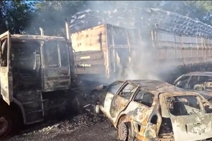 Tragédia na BR-262: Pessoa Morre Carbonizada Após Colisão com Carreta Próximo a Corumbá — Fogo Destruiu Três Veículos!
