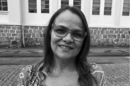 Pressão por Metas e Plataformas Leva Professora à Morte Dentro da Escola: Categoria Reage com Protesto Contra Carga Excessiva