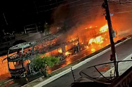 Suspeita de Ato Criminoso: Dois Ônibus São Destruídos por Incêndio Próximo à Escola João Leite de Barros em Corumbá