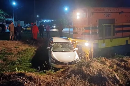 Trem colide com carro e o arrasta por 20 metros em cruzamento de Corumbá