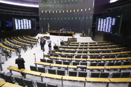 Câmara aprova projeto que autoriza pagamento de direitos congelados a servidores durante a pandemia