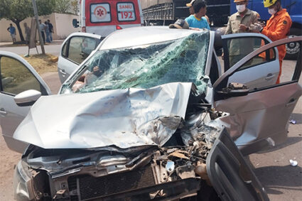 Grave Acidente em Corumbá Deixa Mulher Ferida Após Colisão Entre Carro e Carreta