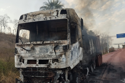Caminhão de Minério é Destruído por Incêndio na BR-262 e Mobiliza Bombeiros em Corumbá