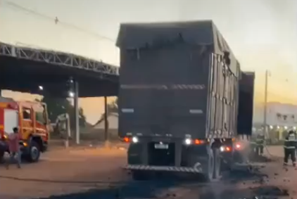 Incêndio em Carreta Carregada de Carvão Interrompe Trânsito na BR-262 em Miranda