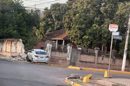Sem CNH e Apresentando Indícios de Embriaguez, Jovem de 18 Anos Colide Carro em Muro no Centro de Corumbá
