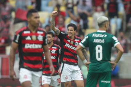 Flamengo vence Palmeiras por 3 a 2 e empata em número de pontos com o rival na liderança