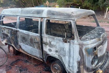 Kombi usada em entregas é destruída por incêndio no bairro Maria Leite em Corumbá