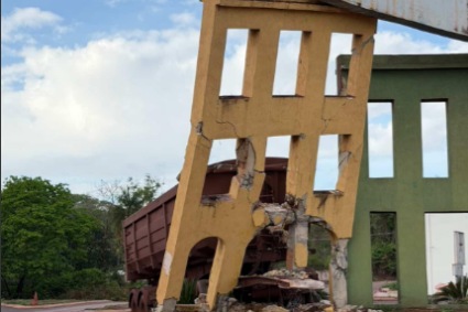 Caminhão Destrói Portal de Entrada de Corumbá e Interdita Trânsito na Região