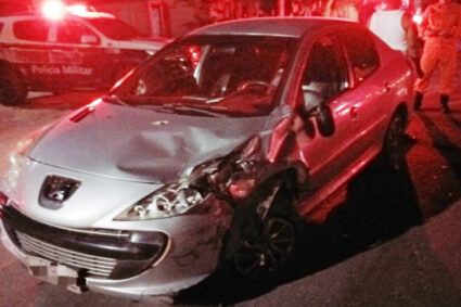 Grave Acidente na Parte Alta de Corumbá Deixa Motociclista e Passageira com Fraturas