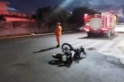 Motociclista Fica Ferido em Colisão no Centro de Corumbá Durante a Madrugada
