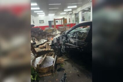 Carro Desgovernado Atinge Restaurante em Corumbá e Deixa Rastro de Destruição