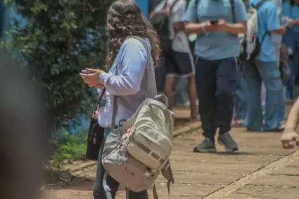 Sem celular em sala, educação avança: reprovações caem a níveis históricos em MS em 2025