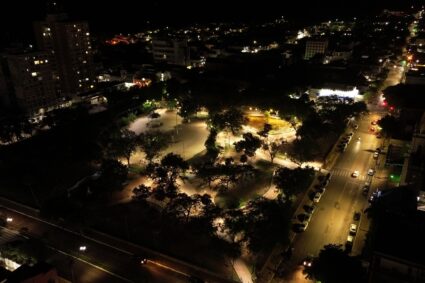 Furtos se repetem e Prefeitura precisa refazer iluminação de praça em Corumbá pela 7ª vez