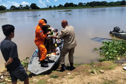 Menina de 2 anos é encontrada boiando no rio a duas horas de barco de Corumbá e sobrevive ao afogamento