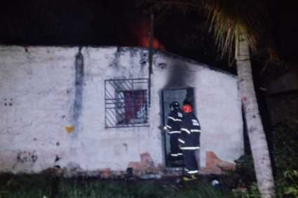 Incêndio de Grandes Proporções Atinge Casa Abandonada Durante a Noite em Ladário