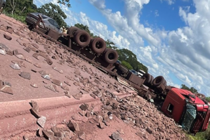 Carreta com ferro tomba na BR-262, interdita pista e deixa motorista ferido próximo a Corumbá