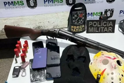 Homem vestido de Jason e armado com espingarda é preso após tentar sequestrar crianças em Corumbá