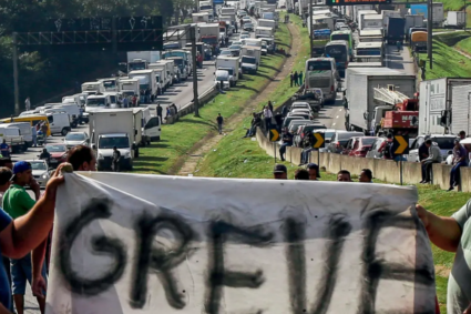 Caminhoneiros avançam em plano de greve com alta do diesel e risco de impacto no país