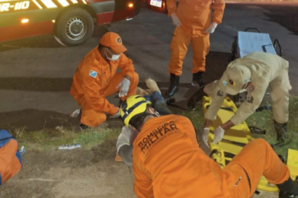 Fio solto provoca acidente e deixa motociclista ferido em cruzamento movimentado de Corumbá