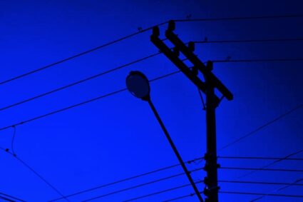 Rua escura e poste sem luz? Veja como solicitar reparo na iluminação pública pela internet