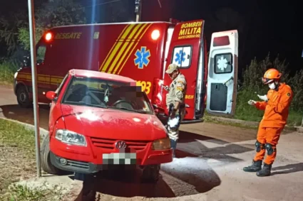 Carro invade calçada, atropela jovem e deixa vítima com fratura exposta em Ladário
