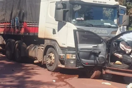 Perseguição na BR-262 termina em colisão com carreta e prisão de casal em Corumbá