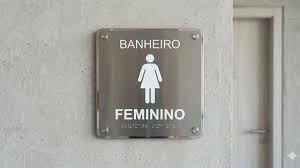 Campo Grande sanciona lei e proíbe mulheres trans de usarem banheiros femininos