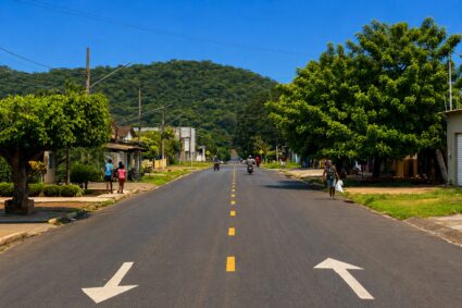 Rua Minas Gerais volta a ser mão dupla em Corumbá após pressão popular e reavaliação técnica da Agetrat