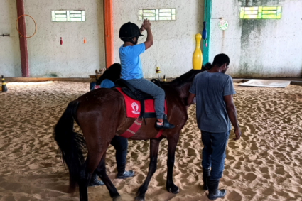 Centro de Equoterapia de Corumbá suspende atendimentos após atraso em repasse de R$ 300 mil destinado à instituição
