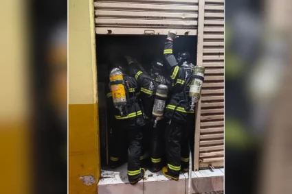 Incêndio em espetaria no centro de Corumbá provoca prejuízos e mobiliza bombeiros durante a madrugada