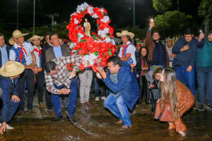 Multidão acompanha banho de São João no rio Paraguai e celebra tradição de mais de 140 anos em Corumbá