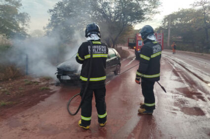 Incêndio destrói parte frontal de veículo na entrada entre Corumbá e Ladário
