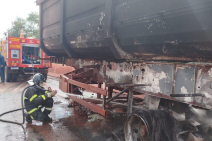 Carreta carregada com minério pega fogo na BR-262 e acende alerta para segurança no tráfego próximo a Corumbá