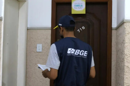 IBGE abre inscrições para mais de 1,4 mil vagas temporárias com salários de até R$ 5,2 mil; veja como participar