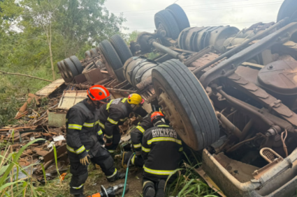 Motorista morre preso às ferragens após carreta carregada com sucata tombar em trecho movimentado de Corumbá