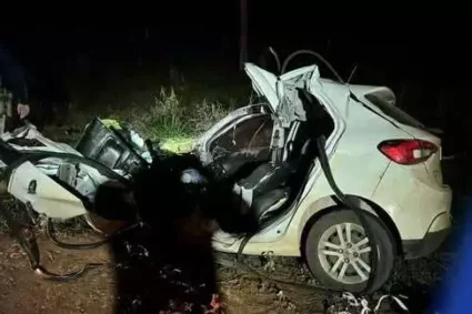 Jovem de 19 anos morre em grave acidente entre carro e caminhão na BR-262 em MS; veículo ficou completamente destruído