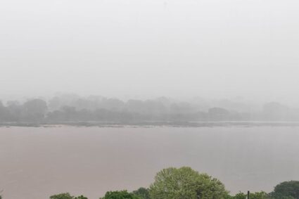 Rio Paraguai amanhece sob nevoeiro em Corumbá após temperatura mínima de 15,8°C
