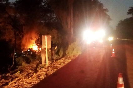 Carreta é destruída por incêndio após tombar na BR-262, em Corumbá; motorista sofreu fratura no braço