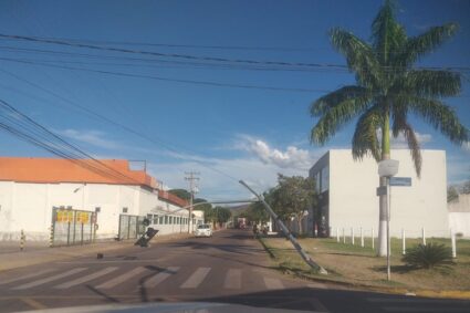Vandalismo e caminhão destroem sinalização em Corumbá e AGETRAT faz alerta após aumento dos danos no trânsito; entenda o impacto