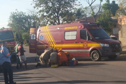 Acidente entre carro e motocicleta deixa jovem ferida em cruzamento movimentado de Corumbá; veja como foi a ocorrência