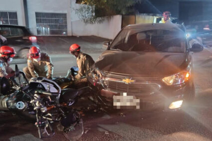 Motociclista de 34 anos fica ferido após forte colisão com carro em Corumbá; acidente mobiliza Corpo de Bombeiros