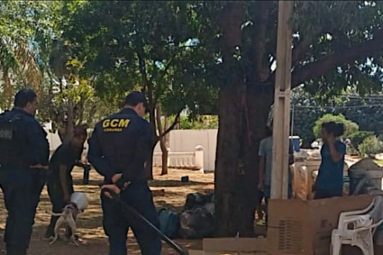 Colombianos e venezuelanos são abordados pela Guarda Municipal após fogueira e lixo espalhado na Praça da República em Corumbá; veja os detalhes