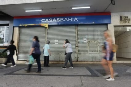 Casas Bahia fecha quase 300 lojas e demite 3 mil funcionários; dívida de R$ 17,3 bilhões assusta: impostos e economia do país podem levar a gigante à falência?