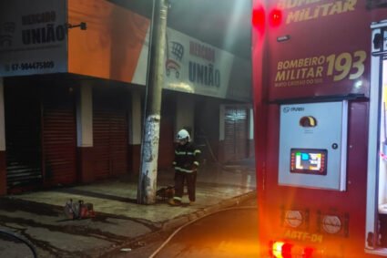 Incêndio em mercado no bairro Dom Bosco mobiliza Bombeiros durante a madrugada em Corumbá
