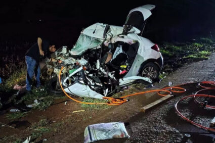 Piloto agrícola e adolescente de 13 anos morrem após colisão com caminhão na BR-267 em MS