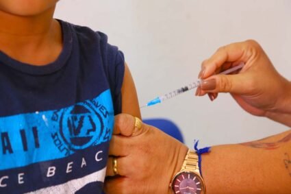 Vacinação em Corumbá acontece neste sábado em dois bairros; veja onde receber as doses