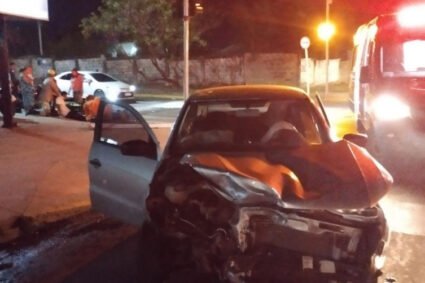 Acidente grave no centro de Corumbá: motociclista de 22 anos sofre corte profundo na perna após colisão com carro