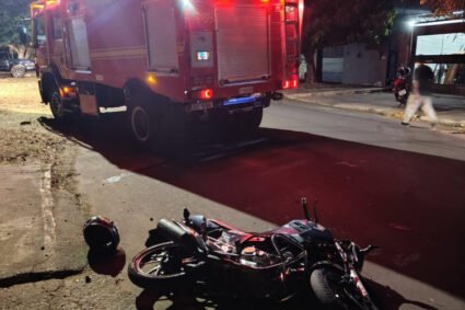 Motociclista fica ferido em grave acidente na madrugada após perder controle e bater contra lixeira em Corumbá